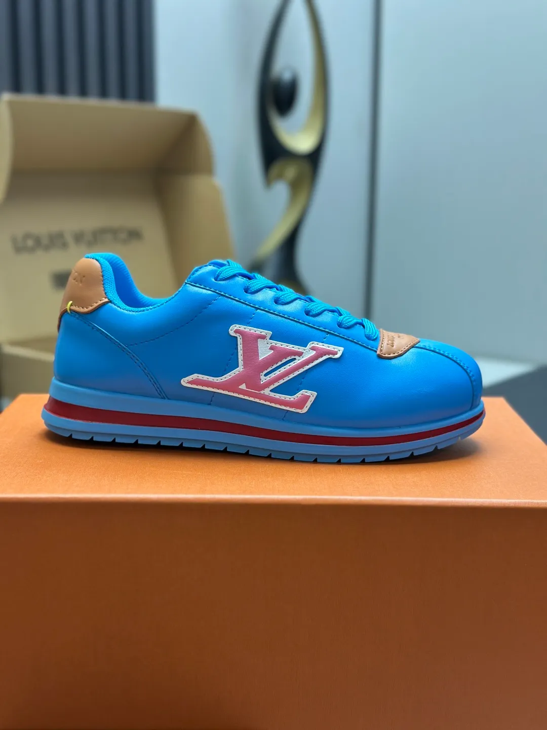 👟👟Ex-factory price 680👟👟 Full set of packaging with airplane box💰Top version LV-Louis Vuitton-classic catwalk new style 1:1 development replica of the original version! ! The upper foot is very comfortable. It is made of luxurious materials and fine workmanship. The midsole is printed with English letters "Made in Europe". The upper is made of calfskin imported from Italy. The side is decorated with the brand's LOGO and signature. The latest latex foot pads and mesh lining make the foot feel super comfortable. The original two-color TPU combination outsole is specially provided by the original factory. Bag technology Goodyear stitched edges Fabric: Exclusive customized first-layer cowhide Accessories: Exclusive private model Vuitton logo, lining: Customized silk mesh lining - first-layer silk cowhide lining Outsole: TPU combination outsole wear-resistant, non-slip and anti-yellowing Foot pads: new latex pads-mesh sweat-absorbent Counter technology: fully computerized sewing machine wire drawing Toe box back cover Hot and cold shaping Full set of pull-top lasts with medium and low logo patterns Special counter packaging - shoelaces, certificate, card, instructions, certificate of quality, dust bag, the most complete packaging on the entire network, women's 35-40 men's 38-46 (38/46 customized, non-refundable! GD9916